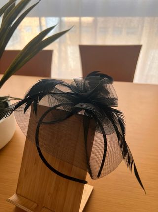 Tocado fiesta plumas negro