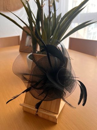 Tocado fiesta plumas negro