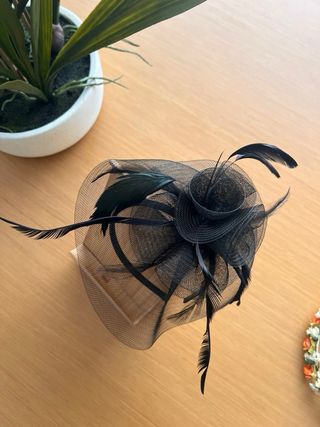 Tocado fiesta plumas negro