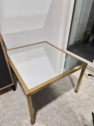 Mesa auxiliar cristal y metal dorado