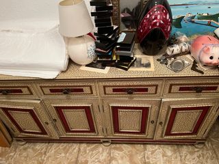 Cómoda beige y roja de madera