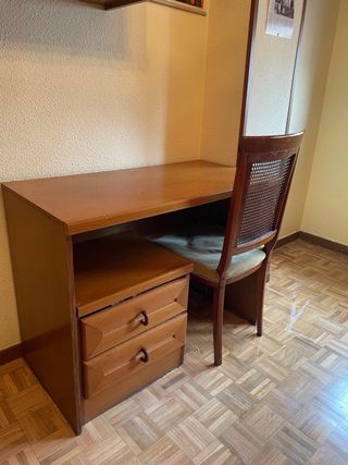 Escritorio vintage madera con silla rejilla