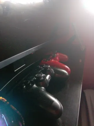 PS4 (PlayStation 4) con 2 mandos y juegos