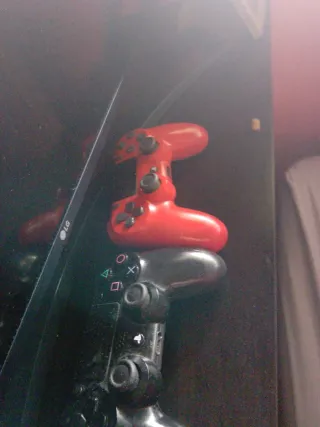 PS4 (PlayStation 4) con 2 mandos y juegos