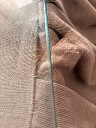 Mesa de camilla y ropa beige