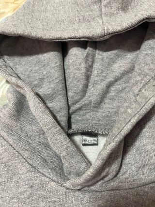 Felpa grigia con stampa a scacchi