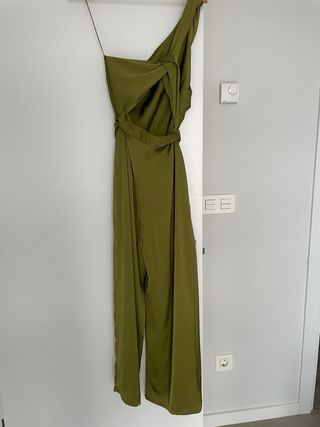 Mono Zara verde asimétrico con cinturón