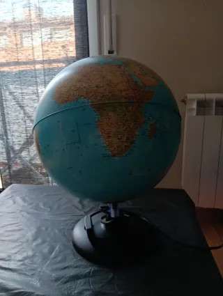 Globo terráqueo iluminado