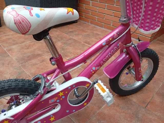 Bicicleta infantil rosa con cesta.