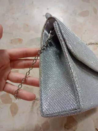 Bolso de mano plateado brillante