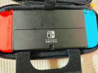 Nintendo Switch OLED con custodia inclusa