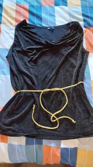 Blusa OC negra con detalles dorados