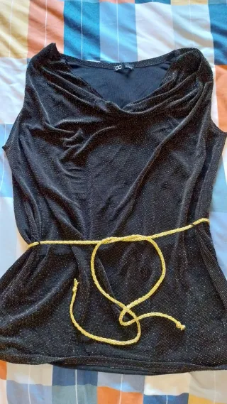Blusa OC negra con detalles dorados