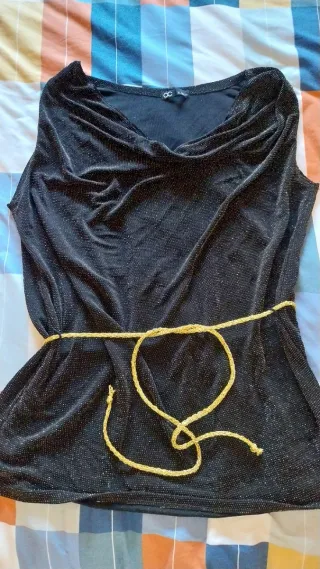 Blusa OC negra con detalles dorados