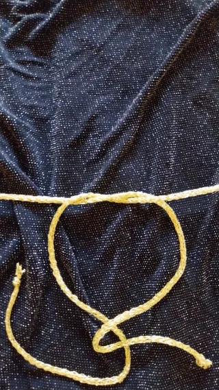 Blusa OC negra con detalles dorados