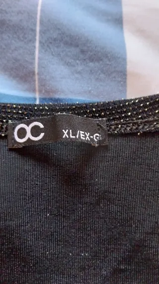 Blusa OC negra con detalles dorados