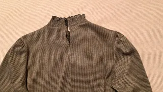 Vestido marrón con cuello alto