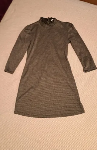 Vestido marrón con cuello alto