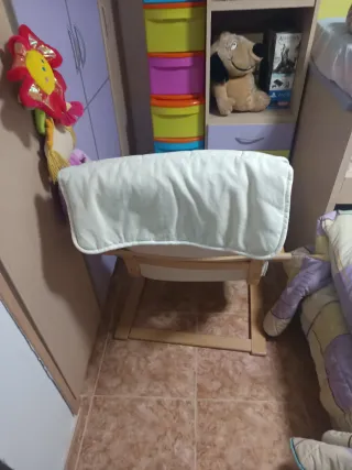 Poltrona a dondolo in legno e tessuto sfoderabile