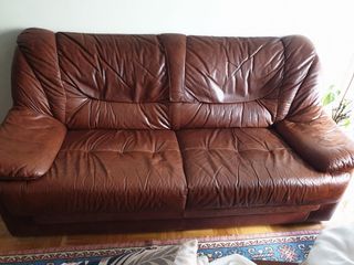 2 Sofás de 2 y 3 plazas imitación piel.