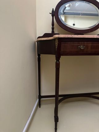 Tocador vintage con espejo ovalado