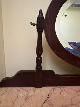 Tocador vintage con espejo ovalado