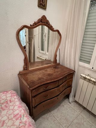 Cómoda antigua con espejo