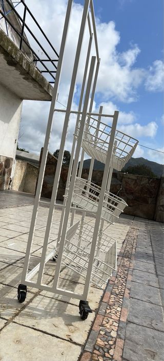 Estantería metálica con ruedas