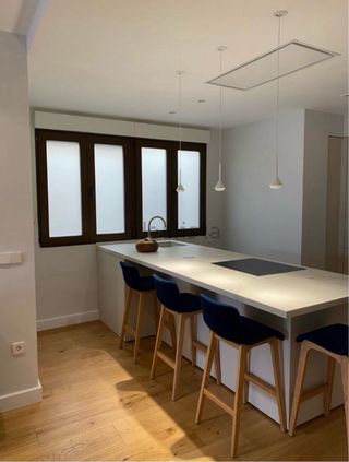 4 Taburetes tapizados azul y madera. Último precio