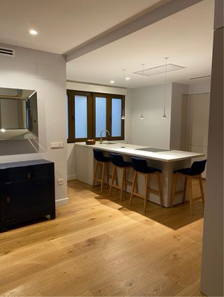 4 Taburetes tapizados azul y madera. Último precio