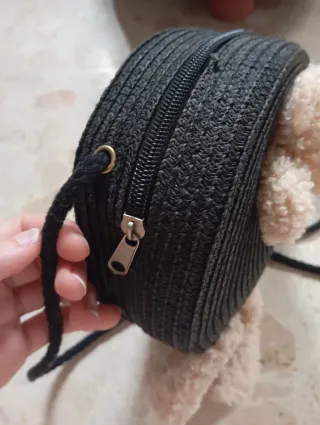 Bolso redondo negro con osito