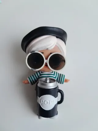 LOL Beatnik Babe con su bola