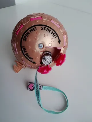 LOL Beatnik Babe con su bola