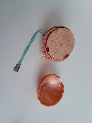 LOL Beatnik Babe con su bola