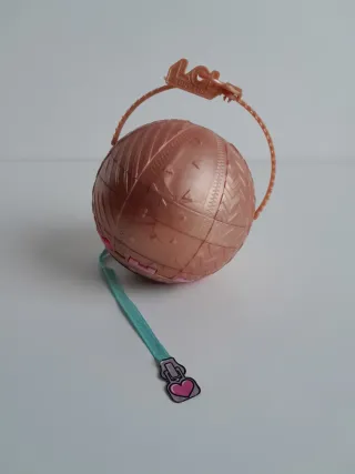 LOL Beatnik Babe con su bola