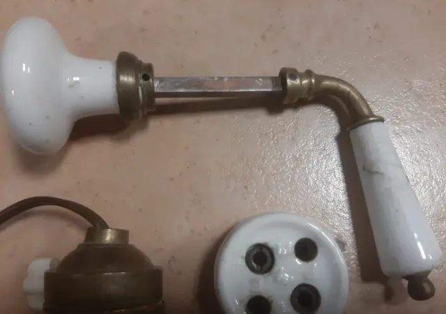 Manivela, enchufe y portalámparas de porcelana