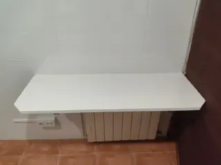 Mesa de pared plegable blanca