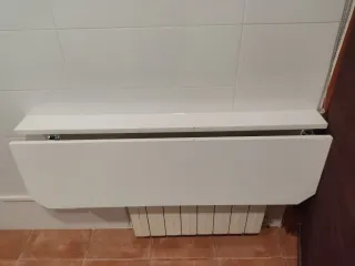 Mesa de pared plegable blanca