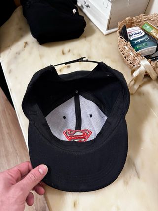 Cappello Superman nero con logo rosso