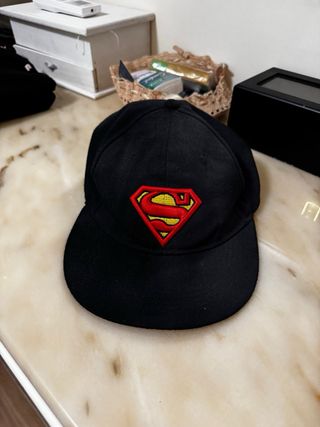 Cappello Superman nero con logo rosso