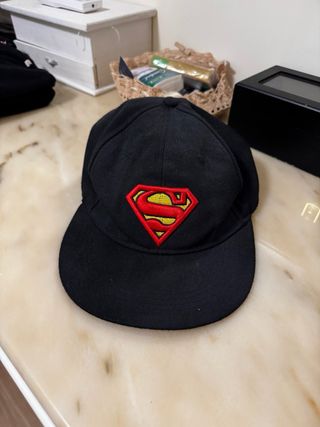 Cappello Superman nero con logo rosso