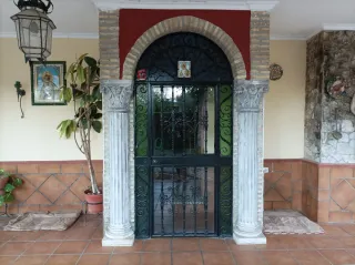 Puerta de hierro forjado