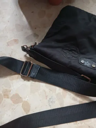Bolso negro con correa ajustable