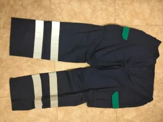 Pantalón de trabajo azul con detalles verdes
