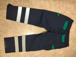 Pantalón de trabajo azul con detalles verdes