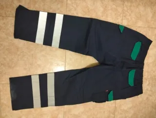 Pantalón de trabajo azul con detalles verdes