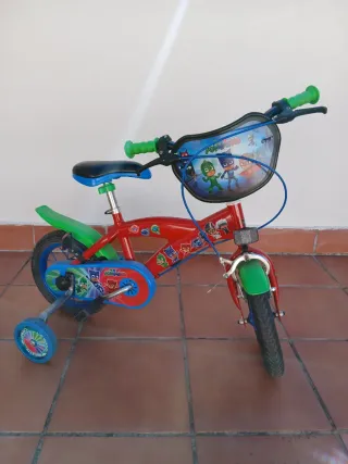 Bicicleta infantil con ruedines PJ Masks roja.