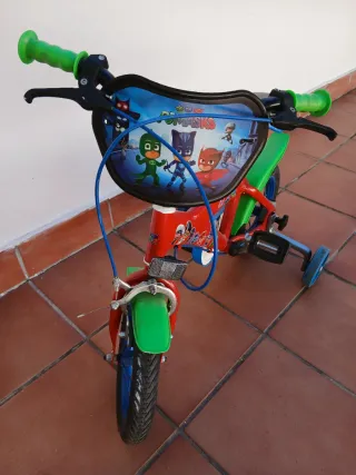 Bicicleta infantil con ruedines PJ Masks roja.