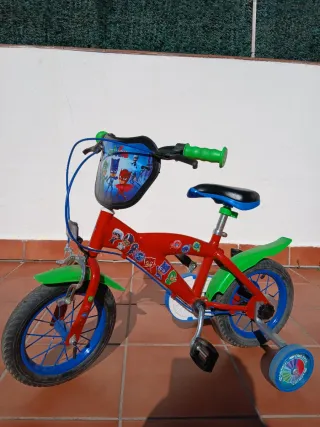 Bicicleta infantil con ruedines PJ Masks roja.