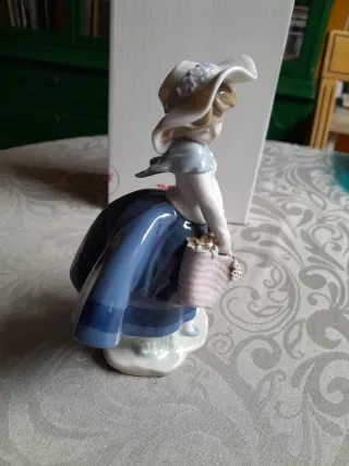 Figura Lladró Niña con Cesta Flores